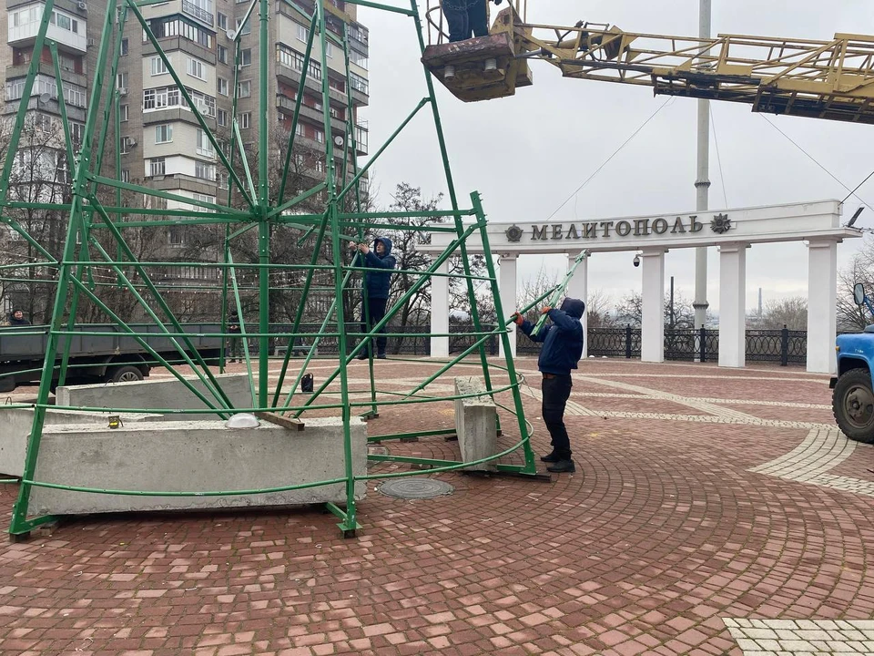 Новогоднюю елку уже убрали с площади. Фото - тг-канал администрации Мелитополя