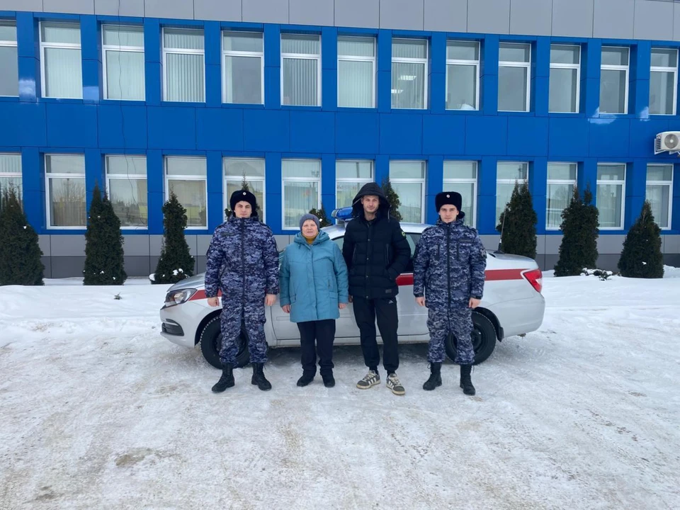 Патрульные вернулись и помогли водителю поменять пробитые колеса. Фото: управление Росгвардии по Самарской области