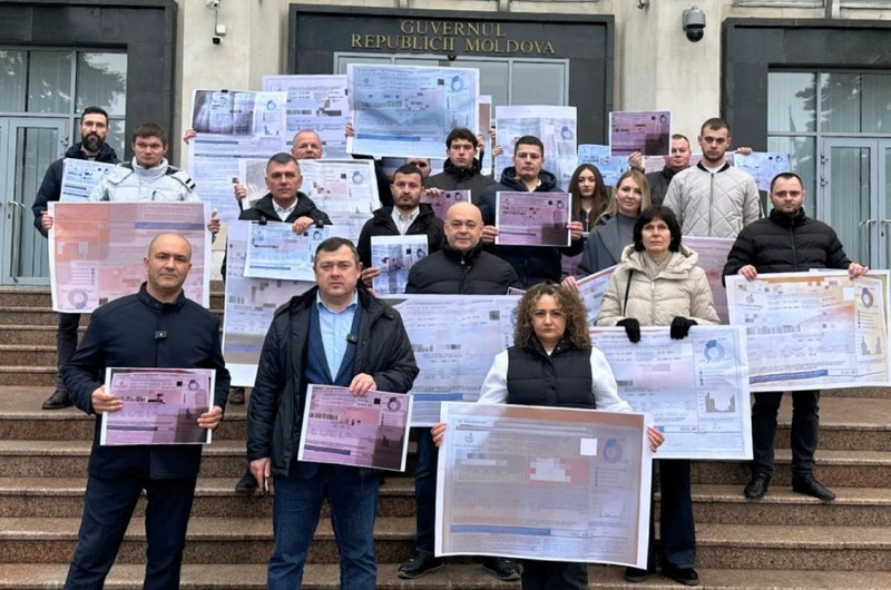 Партия INIMA MOLDOVEI передала министрам PAS от граждан копии фактур.