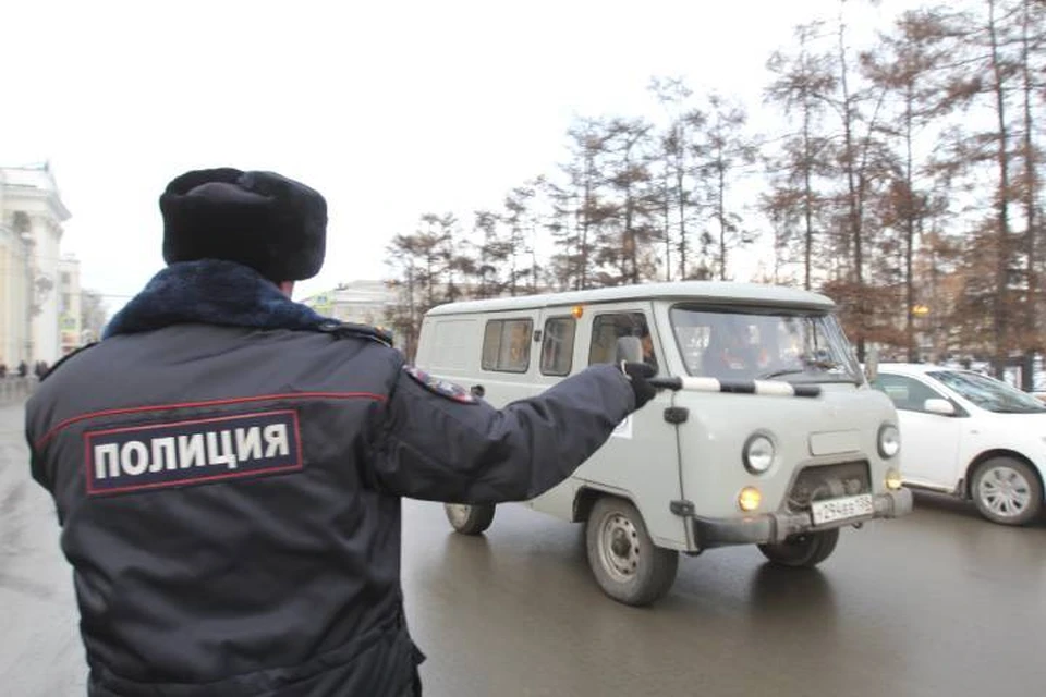 Женщина пыталась съест деньги на глазах у сотрудников полиции