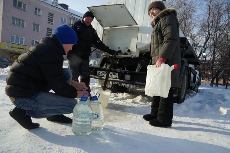 Жителям приходится носить воду домой в ведрахх