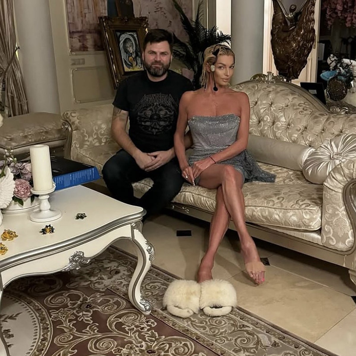 Жағажайда жалаңаш сексуалды аққұба