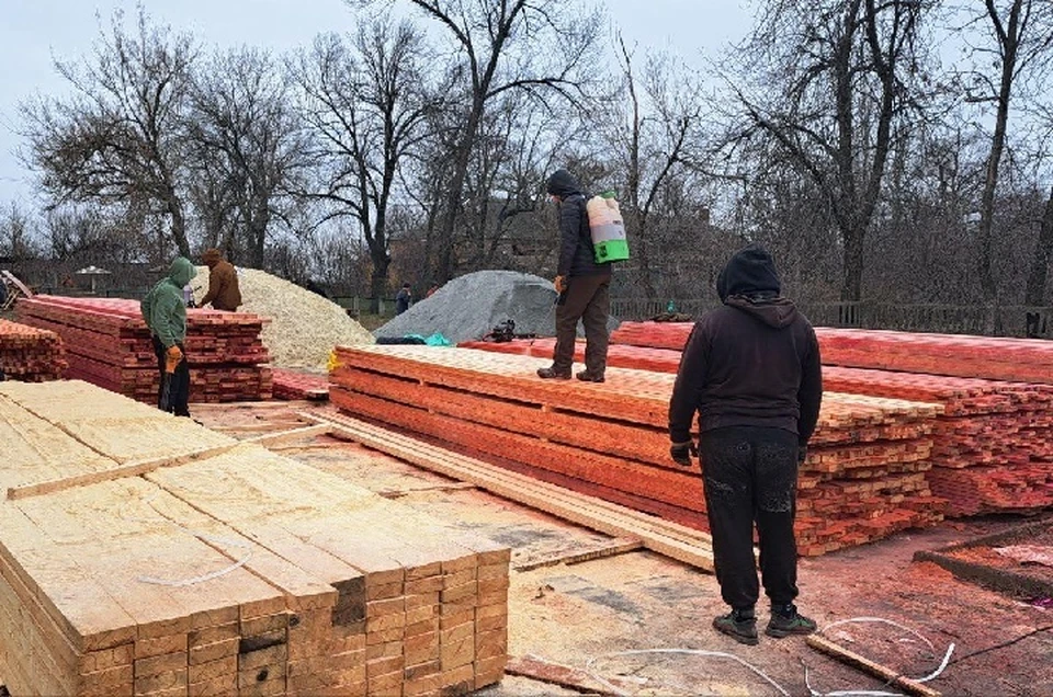 В Токмакской школе №12 стартовал монтаж кровельной конструкции. ФОТО: администрация Токмакского МО