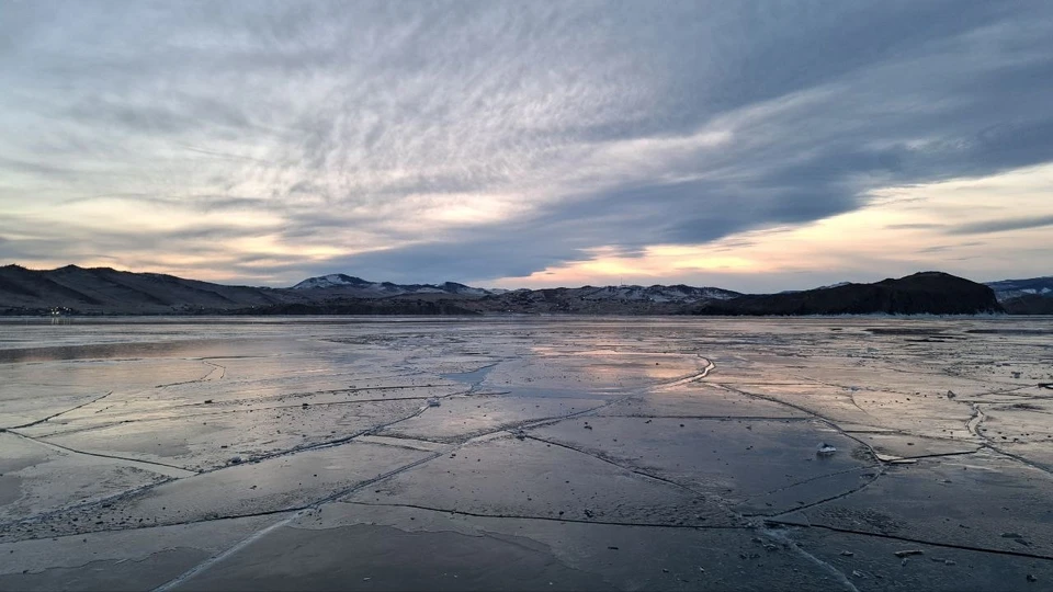 Льдина с 4 рыбаками откололась от берега Байкала в Иркутском районе. Фото: БПСО МЧС РФ.