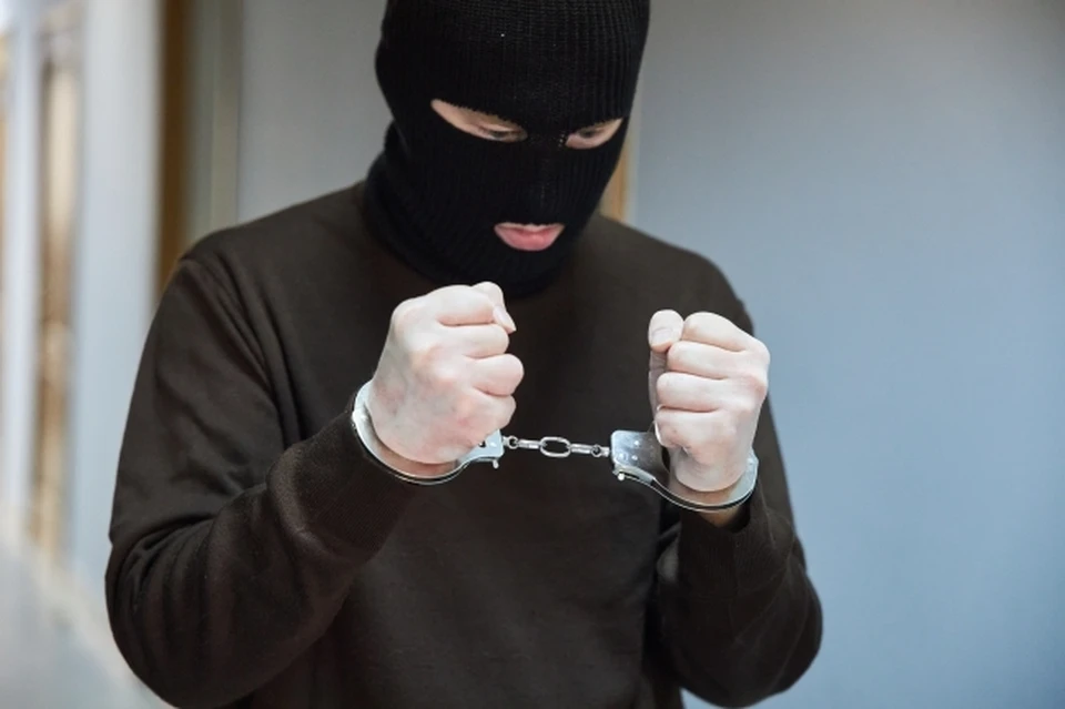 Обвиняемый совершил преступление прямо при продавце.