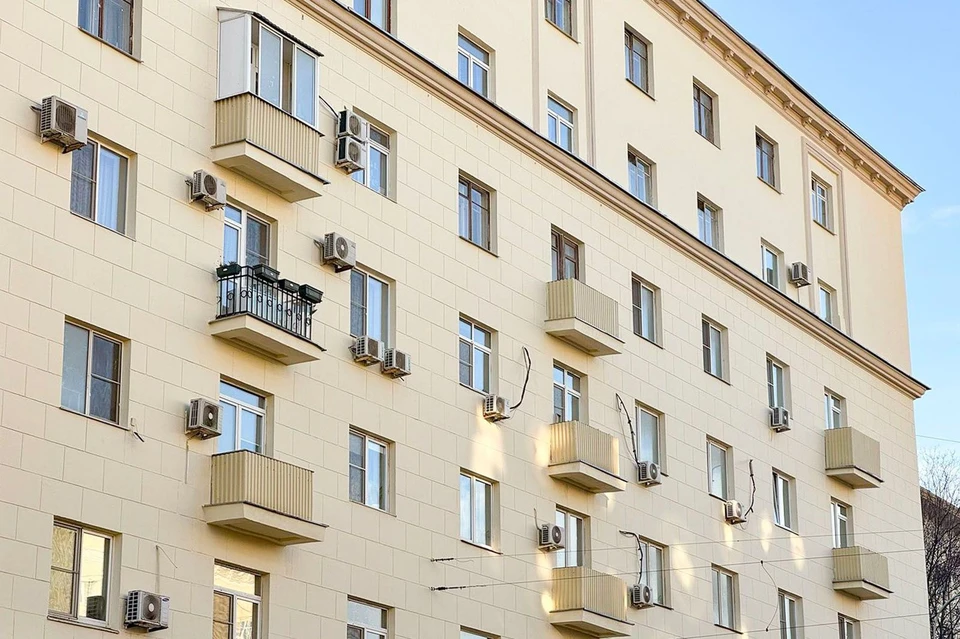 По программе капремонта в каждом доме проводят обновление внешнего облика, замену инженерных систем, ремонт крыши, подъездов и входов. Фото: mos.ru.