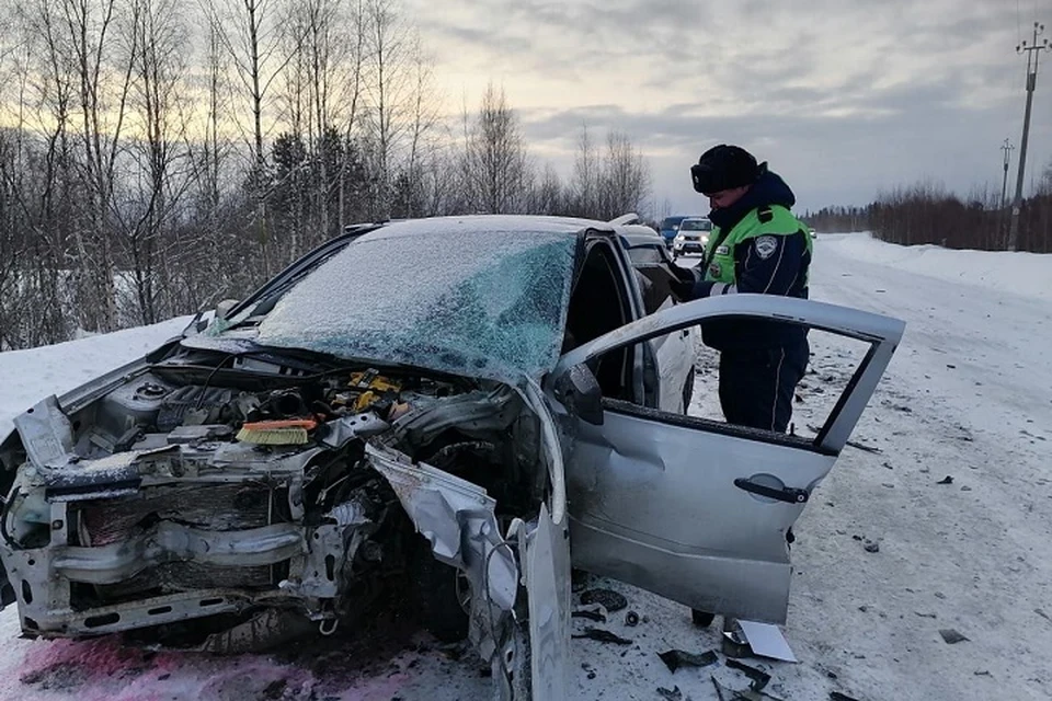 От удара автомобиль сильно смяло. Фото: Госавтоинспекция Свердловской области