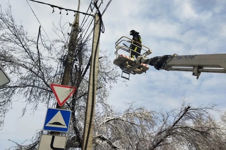 Упавшие стволы распиливают и убирают. Фото: управление по делам ГО и ЧС Ростова-на-Дону