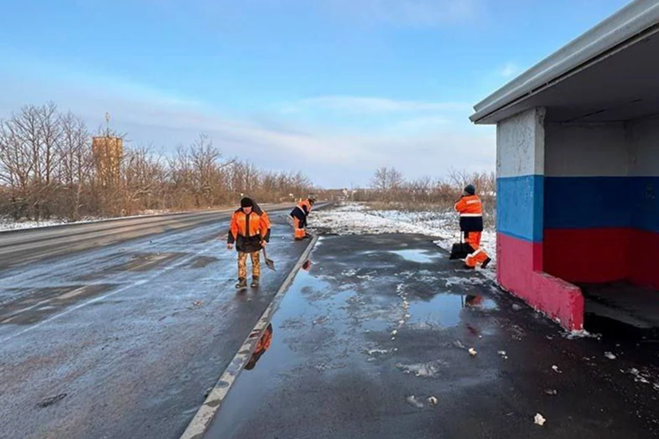 За минувшие сутки в ДНР обработали более 600 километров дорог общего пользования. Фото: Служба автомобильных дорог Донбасса