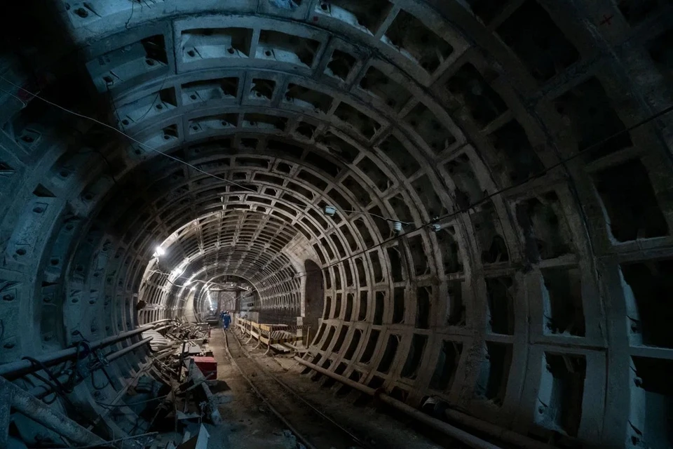 Конкурсы на строительство нескольких станций метро в Петербурге отменили из-за нарушений в документах.