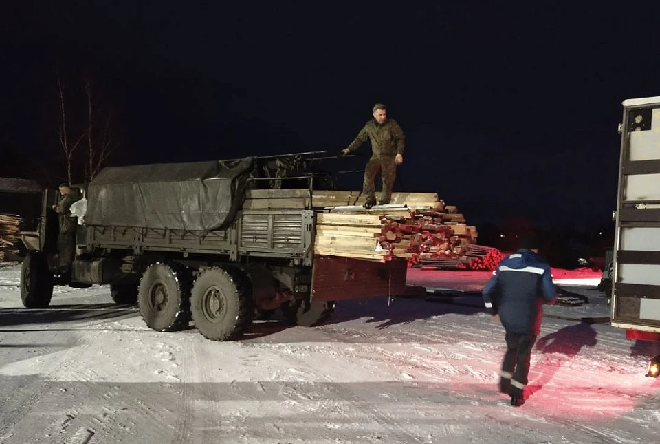 Груз с пиломатериалами отправили военным от деревообрабатывающего предприятия в Калининском районе.