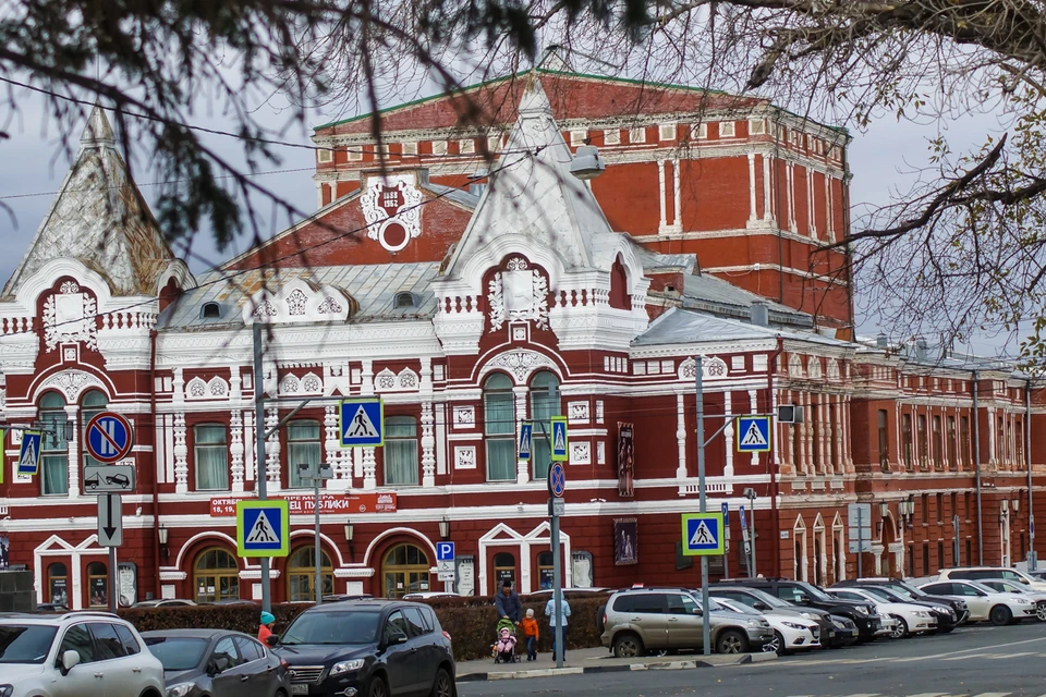 В новом документе отмечается, что здание театра имеет доминирующее значения в ансамбле площади Чапаева