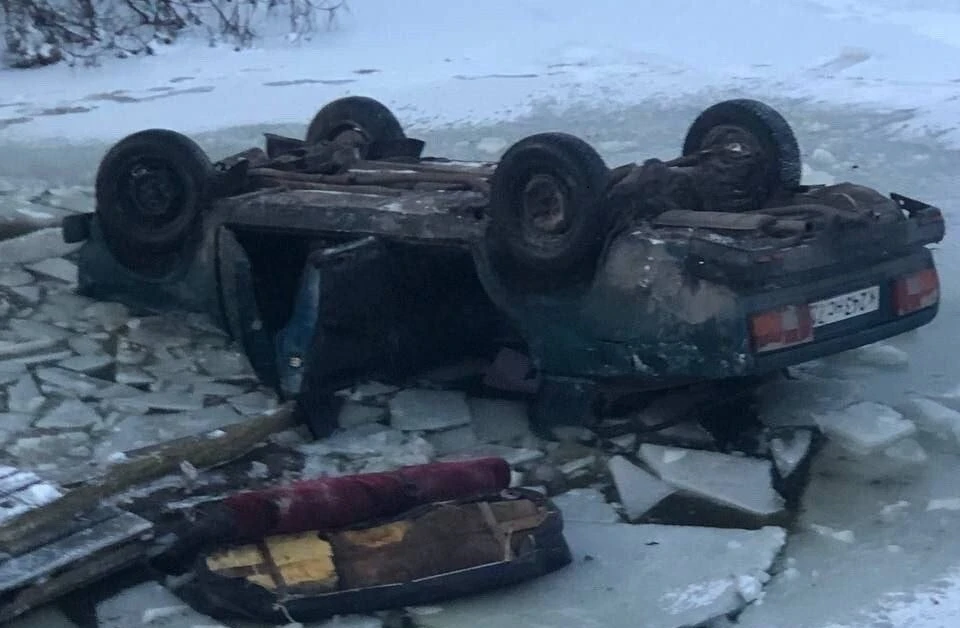 Машина вылетела с дороги и упала в воду в Каменском районе Тульской области. Фото: «Тула Жесть».