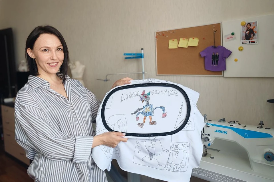 Принты на одежде девушка создает с помощью вышивки. Фото: Светлана МОЛОКАНОВА/"Вечерний Барнаул"