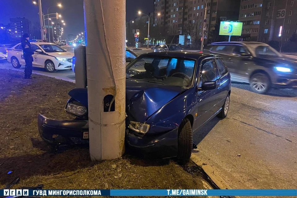 Водитель Alfa Romeo не справился с управлением и врезался в осветительную мачту на Игуменском тракте в Минске. Фото: телеграм-канал УГАИ ГУВД Мингорисполкома