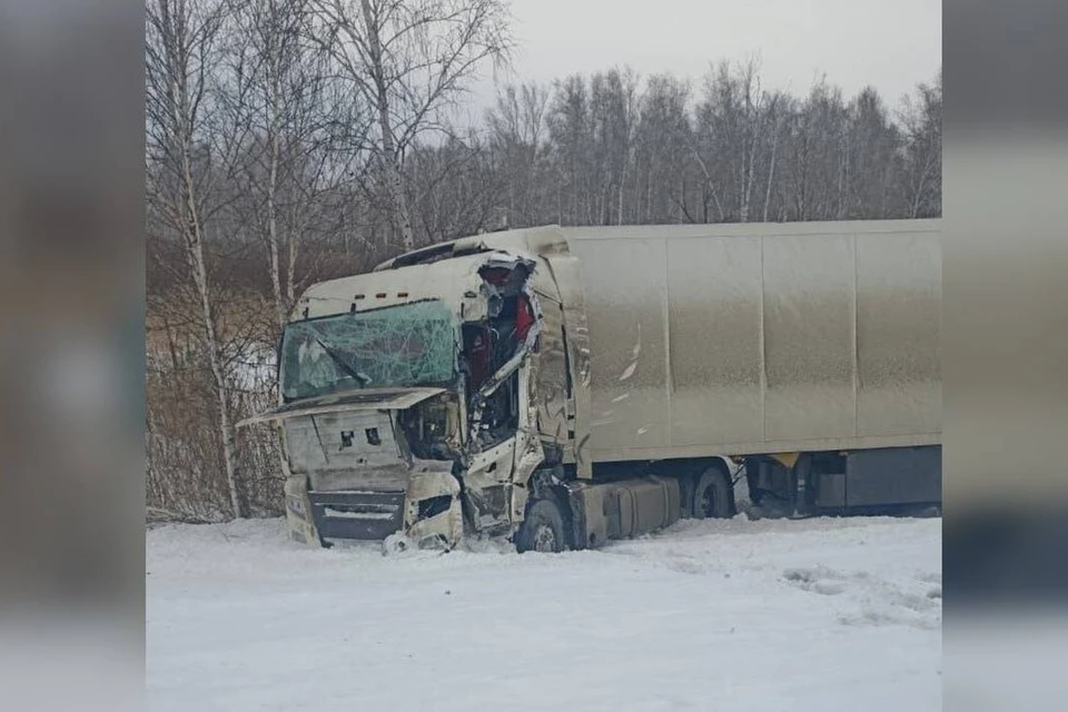 Водитель одного из автомобилей получил травмы и был госпитализирован. Фото: ГКУ НСО ЦОДД.