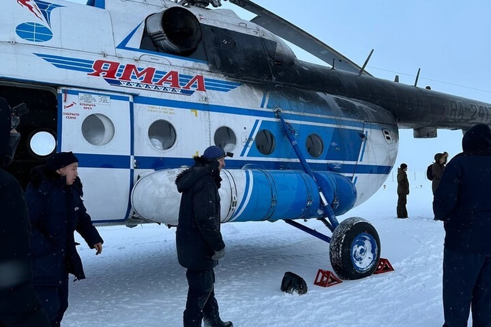 Фото: Надежда Лапсуй. Совершивший аварийную посадку вертолет.