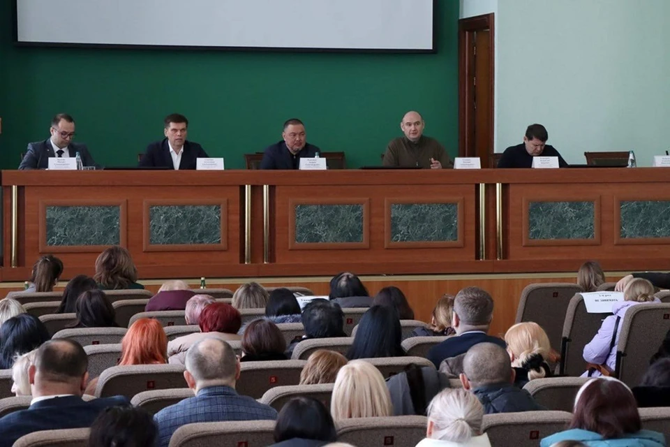 Премьер-министр ДНР Евгений Солнцев провел рабочее совещание с представителями фискальной службы. Фото: ТГ/Солнцев