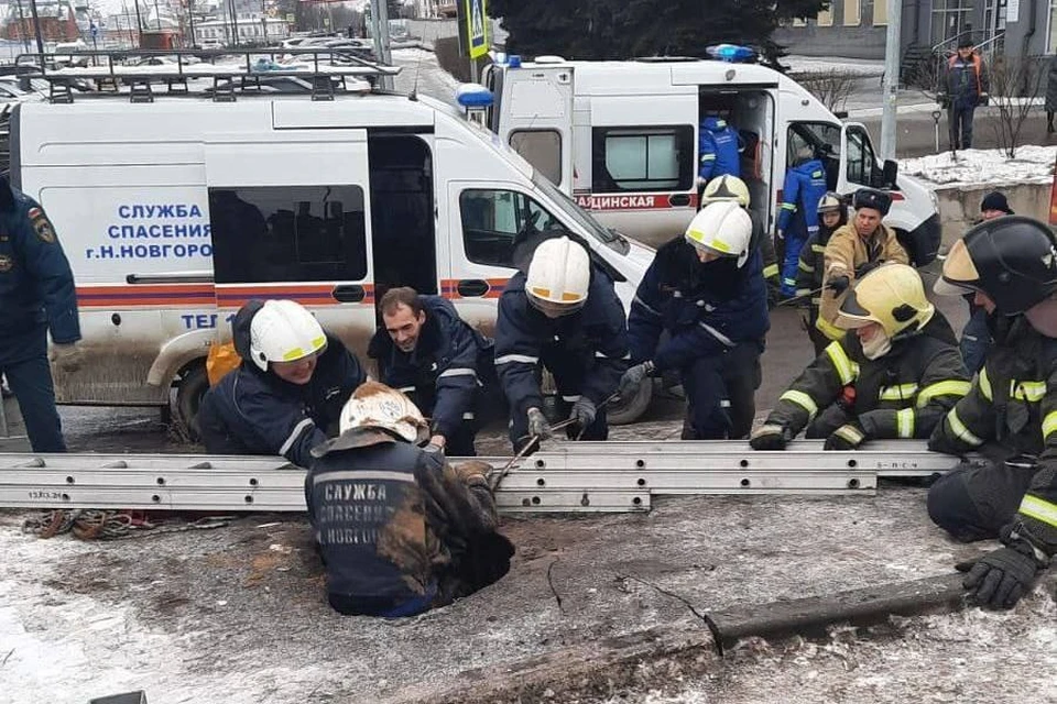 Мужчина провалился под землю посреди улицы в Нижнем Новгороде