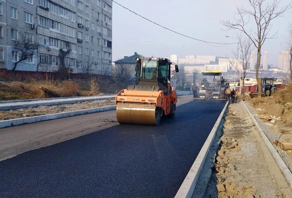 В первую очередь во Владивостоке залатают ямы на дорогах и отремонтируют проезды. Фото: пресс-служба администрации Владивостока.