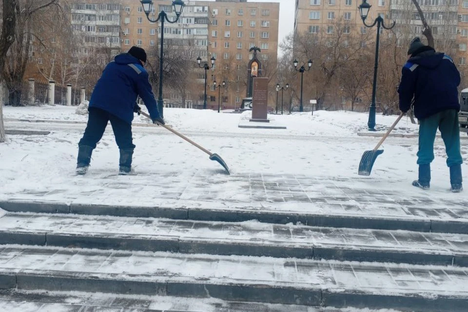 Работы идут днем и ночью.