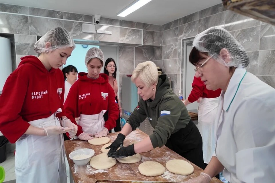 Сладкие пироги из Крыма поедут солдатам на Днепр. Фото: Народный фронт Крыма