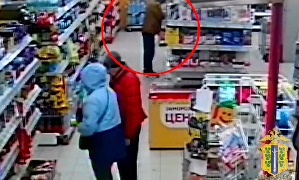 Действия злоумышленника в магазине записала камера видеонаблюдения. Скриншот видео, предоставленного УМВД по Липецкой области.