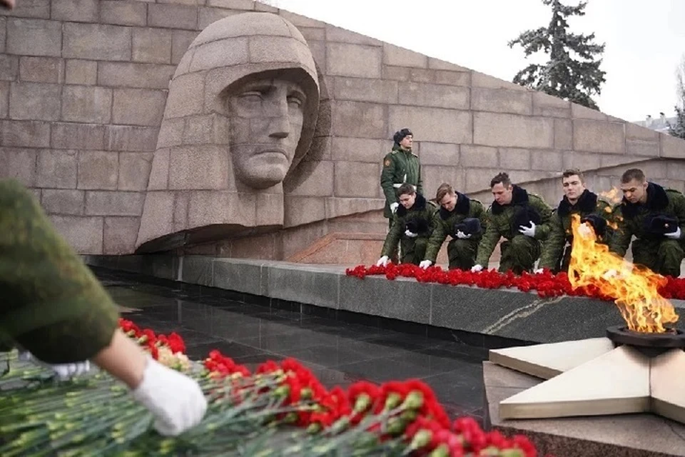 Празднование Дня защитника Отечества в Самаре начнется с возложения цветов к Вечному огню.