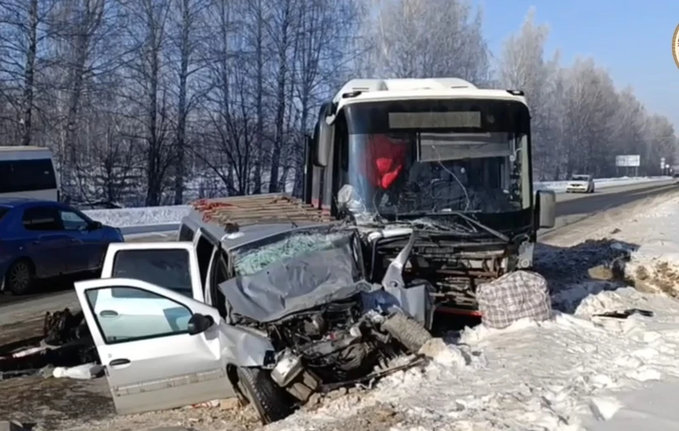 Еще четверых пассажиров легковушки с травмами уезли в больницу. Фото: скриншот видео краевой Госавтоинспекции