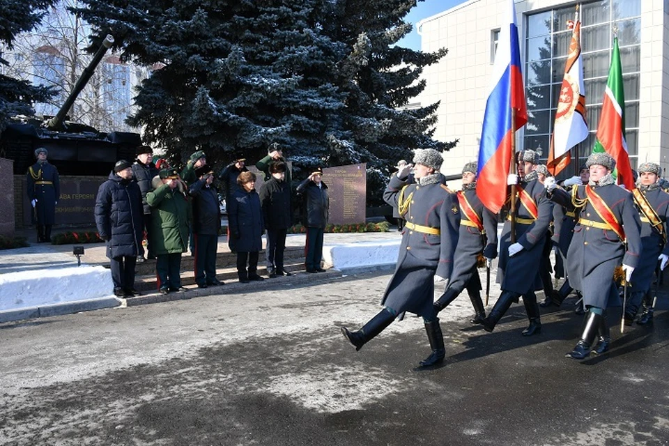 Руководитель региона принял участие в церемонии возложения цветов к стеле «Героям - выпускникам». Фото: rais.tatarstan.ru