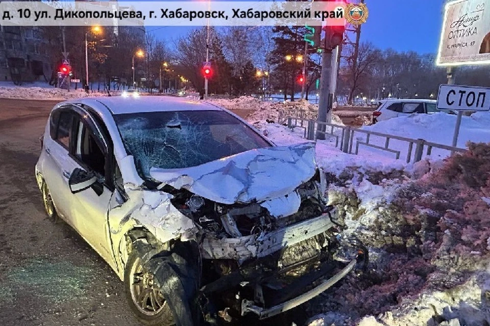 Иномарку отбросило на ограждение после ДТП в центре Хабаровска Фото: Госавтоинспекция УМВД России по Хабаровскому краю