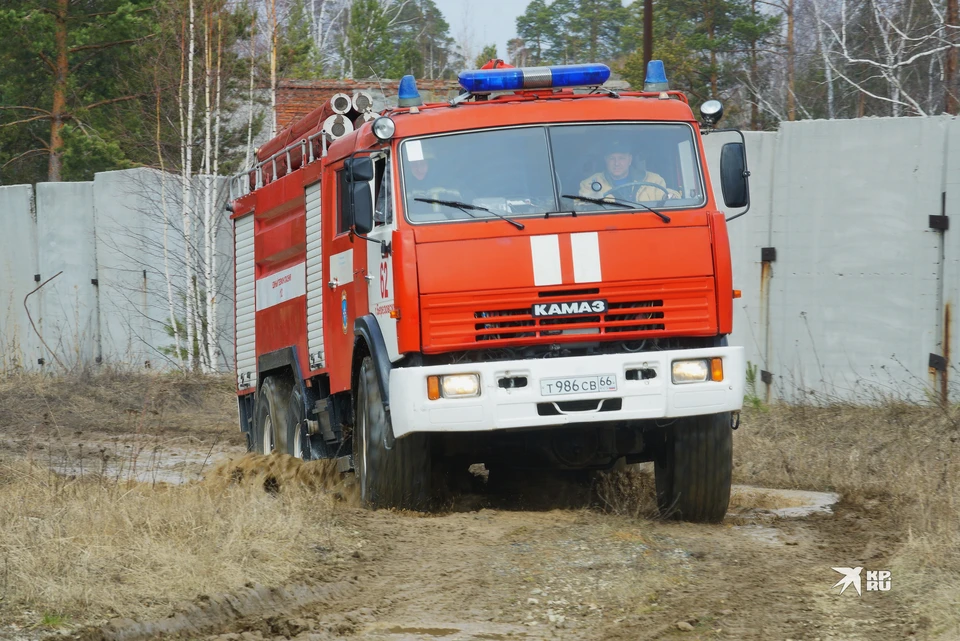 В Екатеринбурге загорелся трехэтажный частично расселенный дом на улице Краснофлотцев