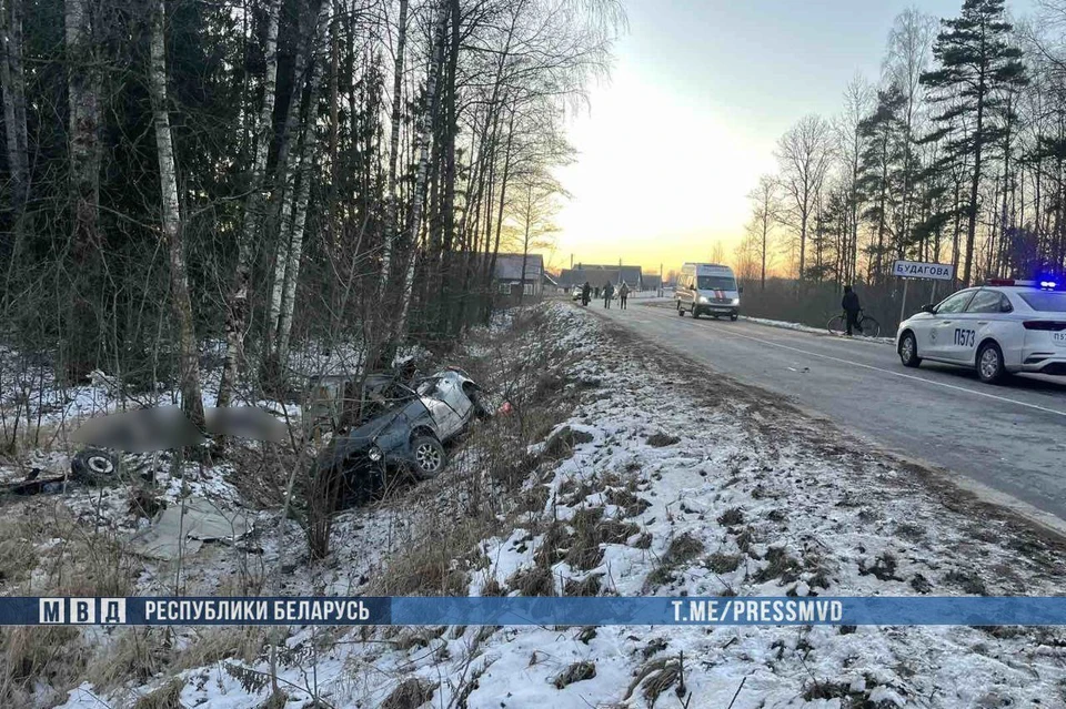 Водитель и два пассажира опрокинувшегося Volkswagen погибли в ДТП под Смолевичами. Фото: телеграм-канал МВД Беларуси