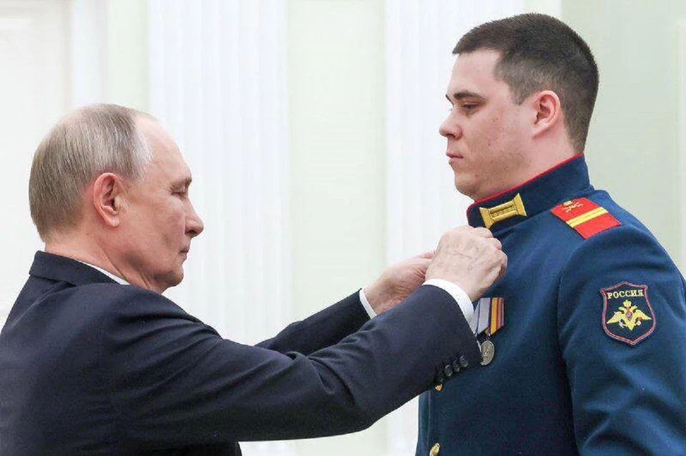 Бойцу из Красноярского края Владимир Путин вручил звезду Героя России. Фото: t.me/mkotyukov