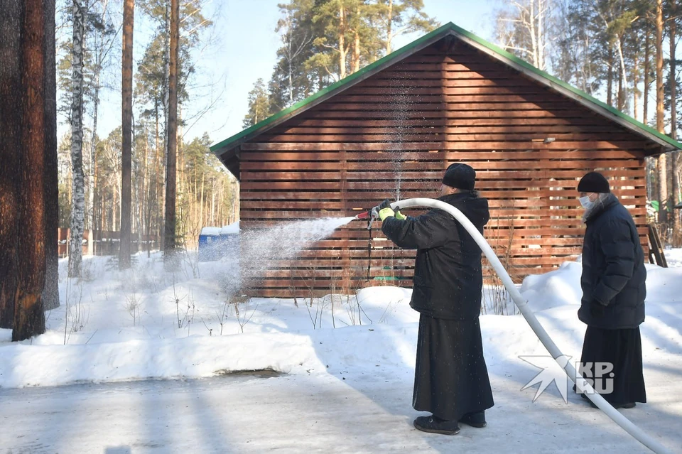 Священнослужители больше 40 часов учились, как бороться с огнем