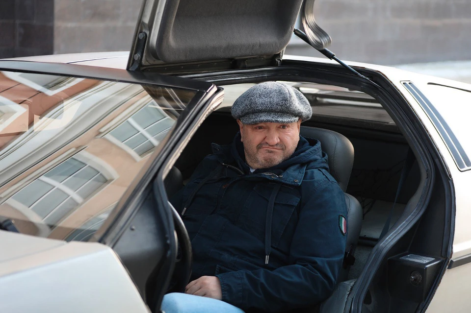 Сергей Ершов прокатился сразу на двух автомобилях: из прошлого и будущего. Фото: Вадим Шамсияров