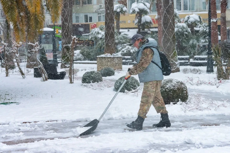 В Сочи продолжается борьба с последствиями непогоды