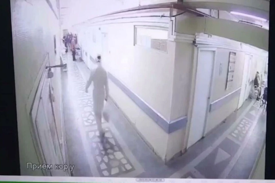 Преступник попал на камеры наблюдения. Скриншот видео УМВД по Омской области