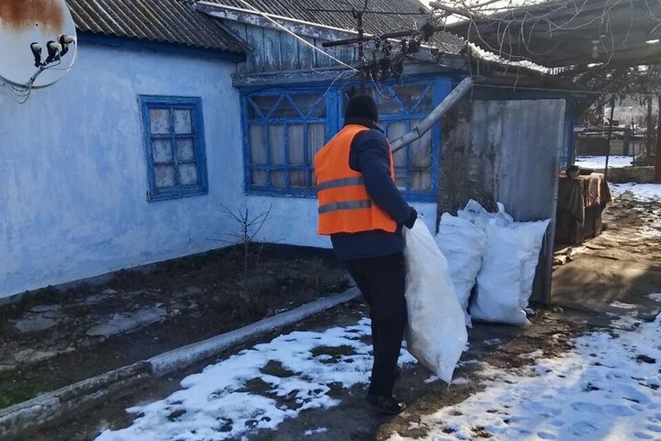 Дровами обеспечили маму героя СВО. Фото: администрация Великолепетихского округа