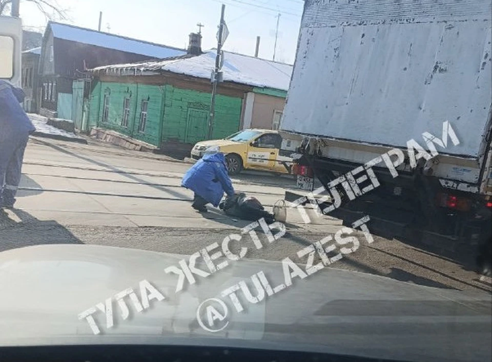 Пенсионерка попала под колеса дорогой иномарки в Туле. Фото: "Тула Жесть".