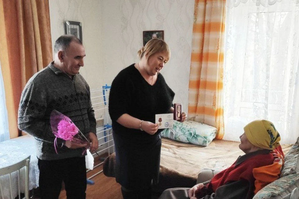 К 80-летию Победы ветеранам из Макеевки вручили юбилейную медаль от Путина. Фото: Администрация городского округа Макеевка