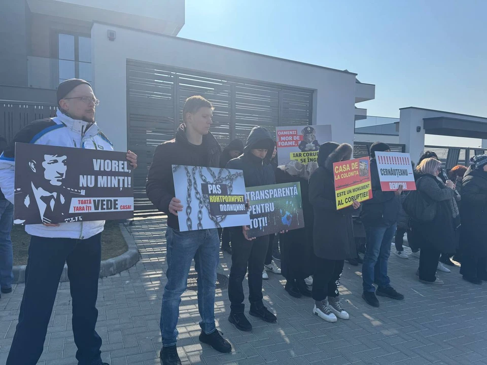 Представители и сторонники блока «Победа» организовали флешмоб перед дворцом начальника Генерального инспектората полиции (ГИП) Виорела Чернэуцану