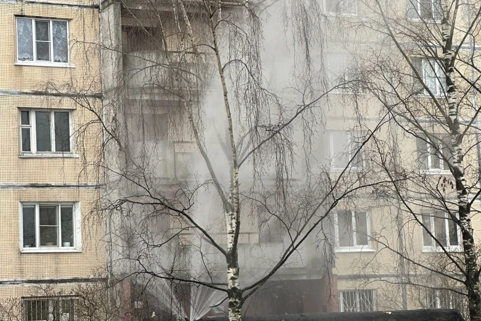 Бригада энергетиков чинит трубу на Бухарестской улице в Петербурге. Фото: Теплосети Петербурга.