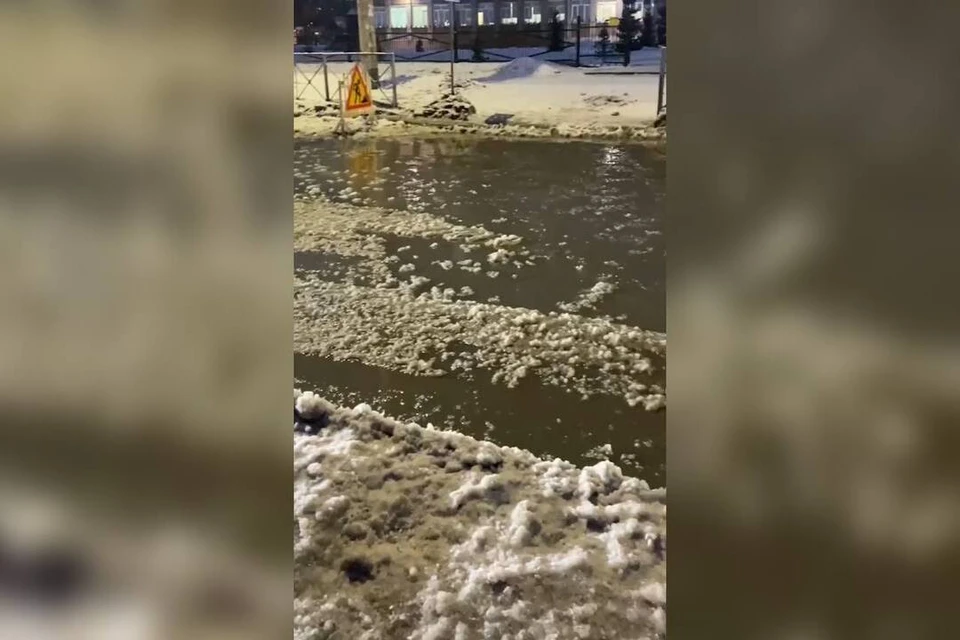 Улицу Титова в Новосибирске снова затопило. Фото: стоп-кадр из видео АСТ-54
