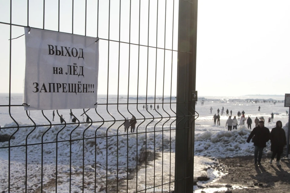 Несмотря на запрет выхода на лед, спасателям и полицейским приходится предупреждать тысячи людей.