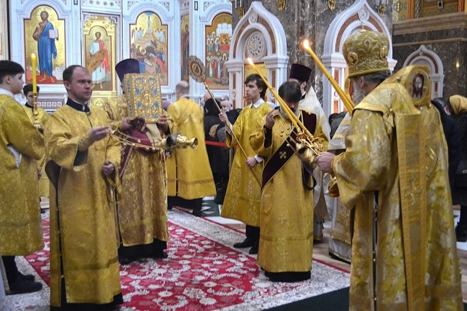 Литургия в храме Христа Спасителя.
