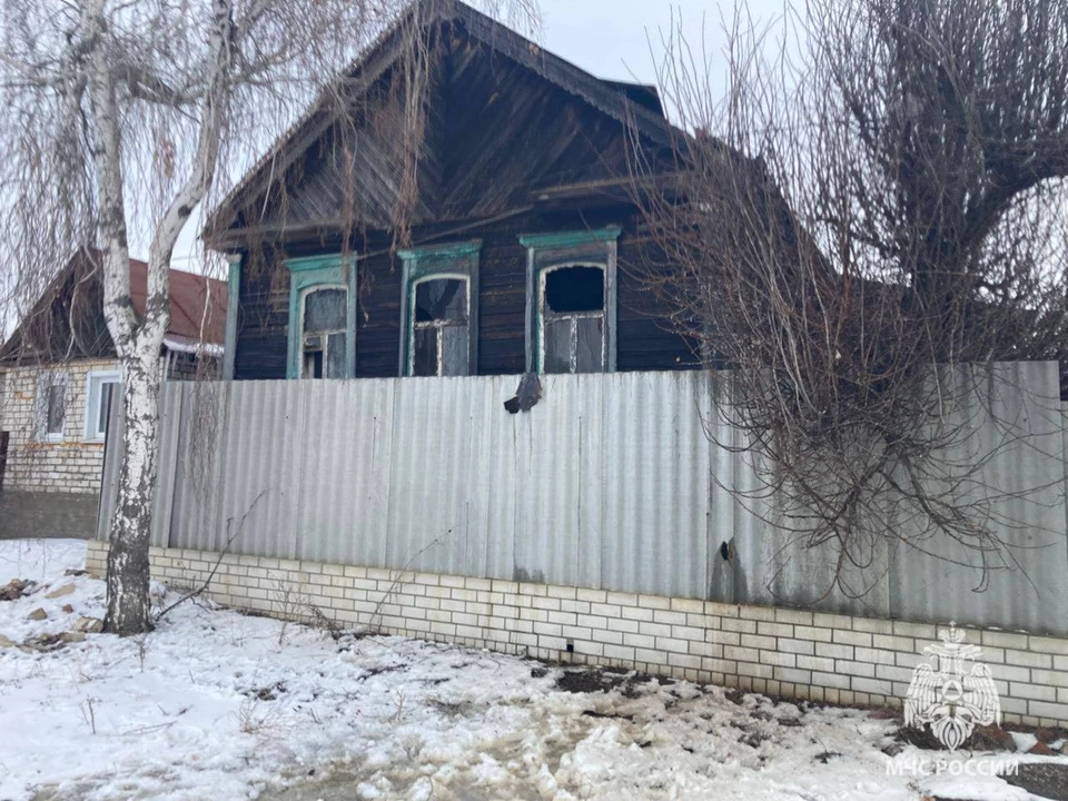 В Дубовке сгорел деревянный дом.