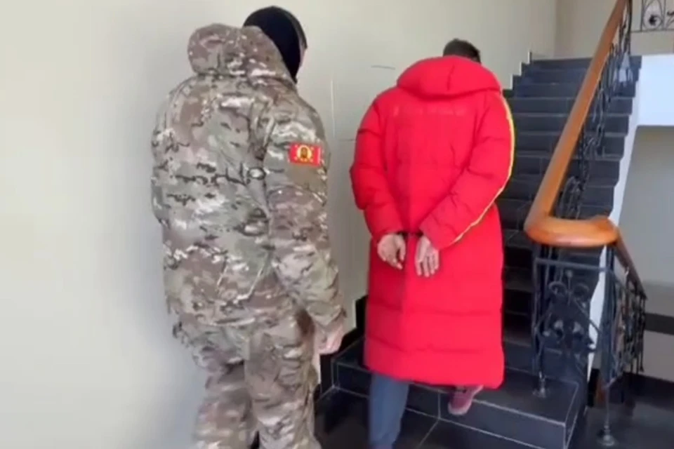 В Мариуполе задержали за взятку ответственного по надзору за строительством домов. Фото: Следком ДНР