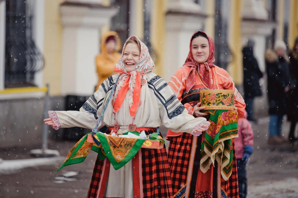В воскресенье на Советской площади Ярославля прошла яркая масленичная ярмарка, где гостей ждали вкусные блины из разных регионов России.