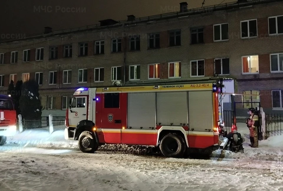 Площадь возгорания составила 10 квадратных метров.